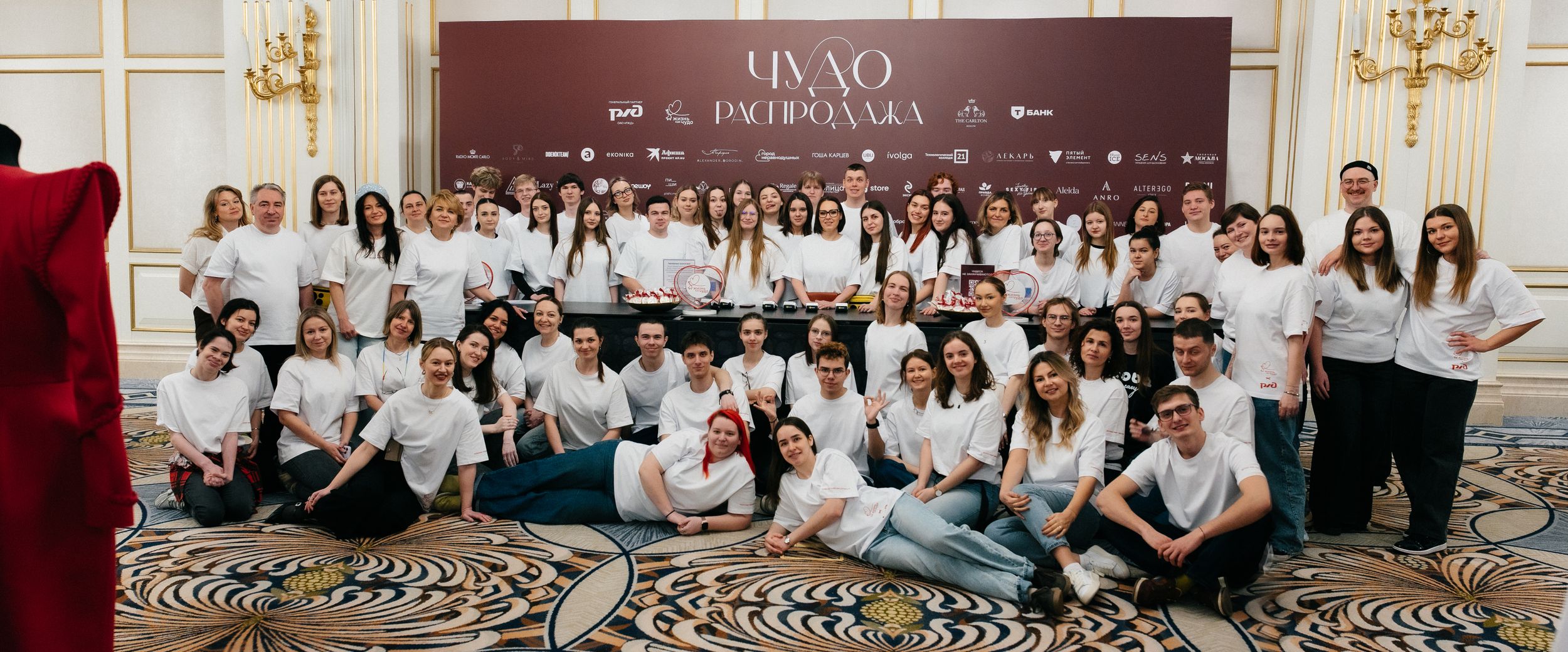 Групповое фото волонтёров &laquo;Чудо-распродажи&raquo;