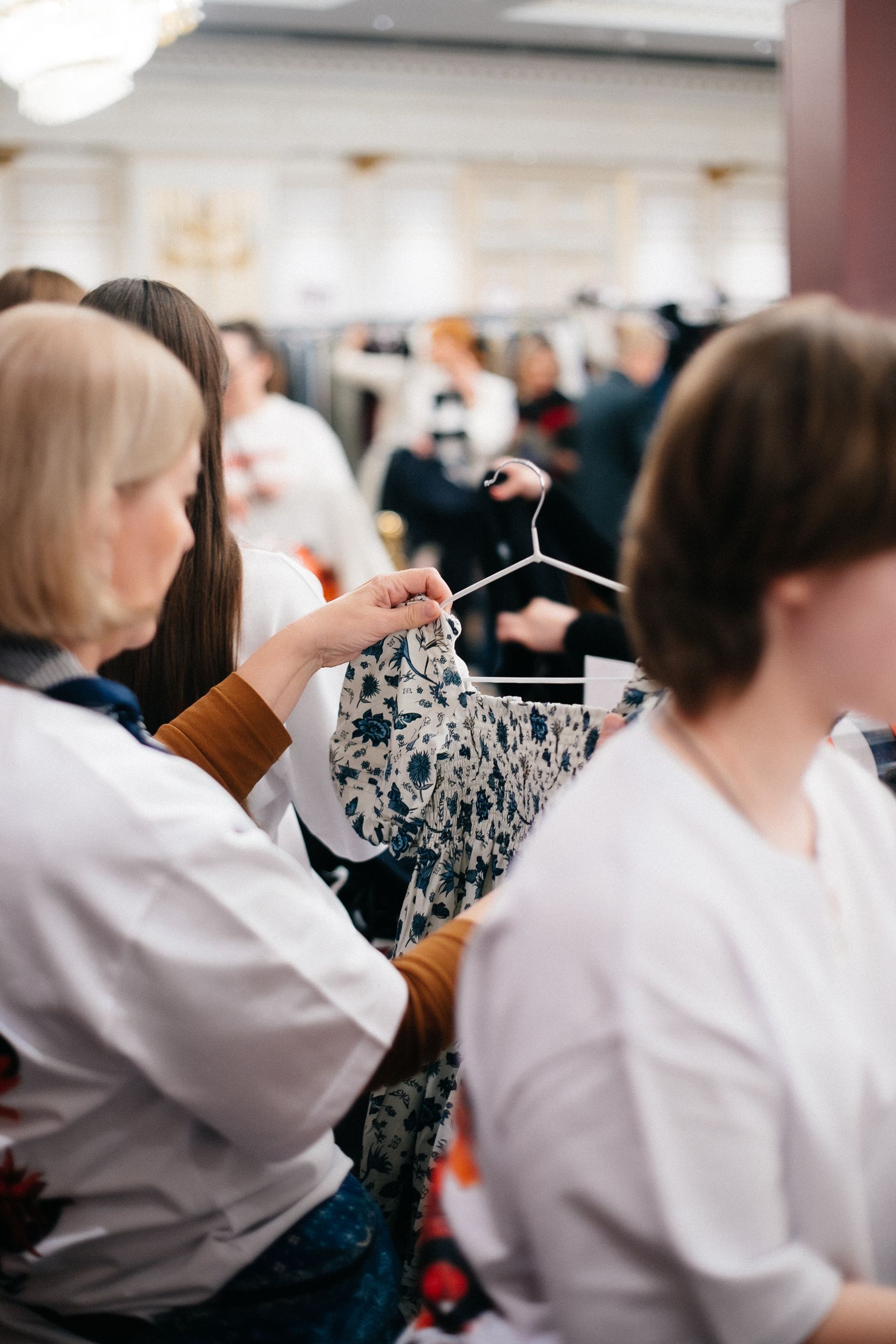 Гости распродажи знакомятся с ассортиментом