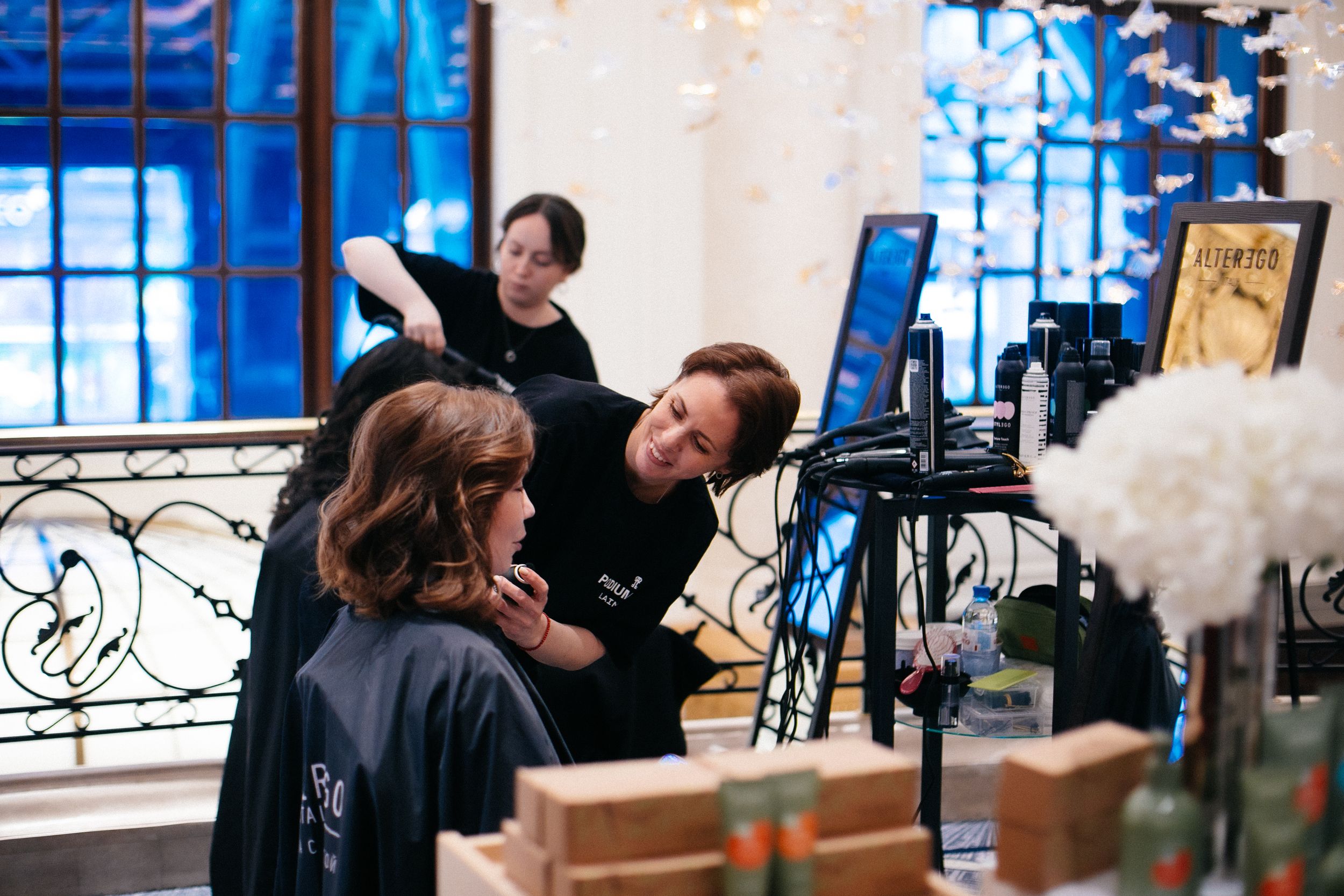 Зона красоты, где можно было сделать укладку и макияж