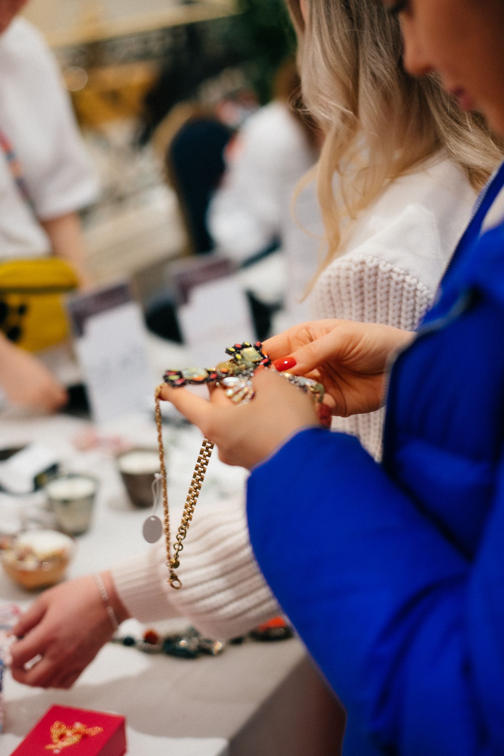 Гостья рассматривает украшение бренда-партнёра распродажи