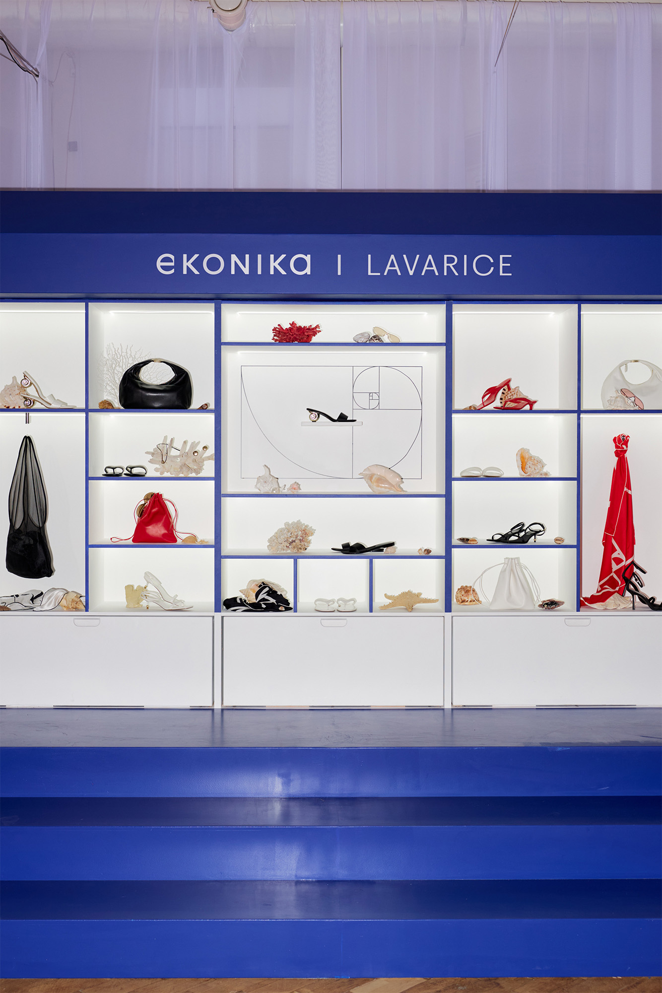 Витрина с капсулой EKONIKA &times; LAVARICE