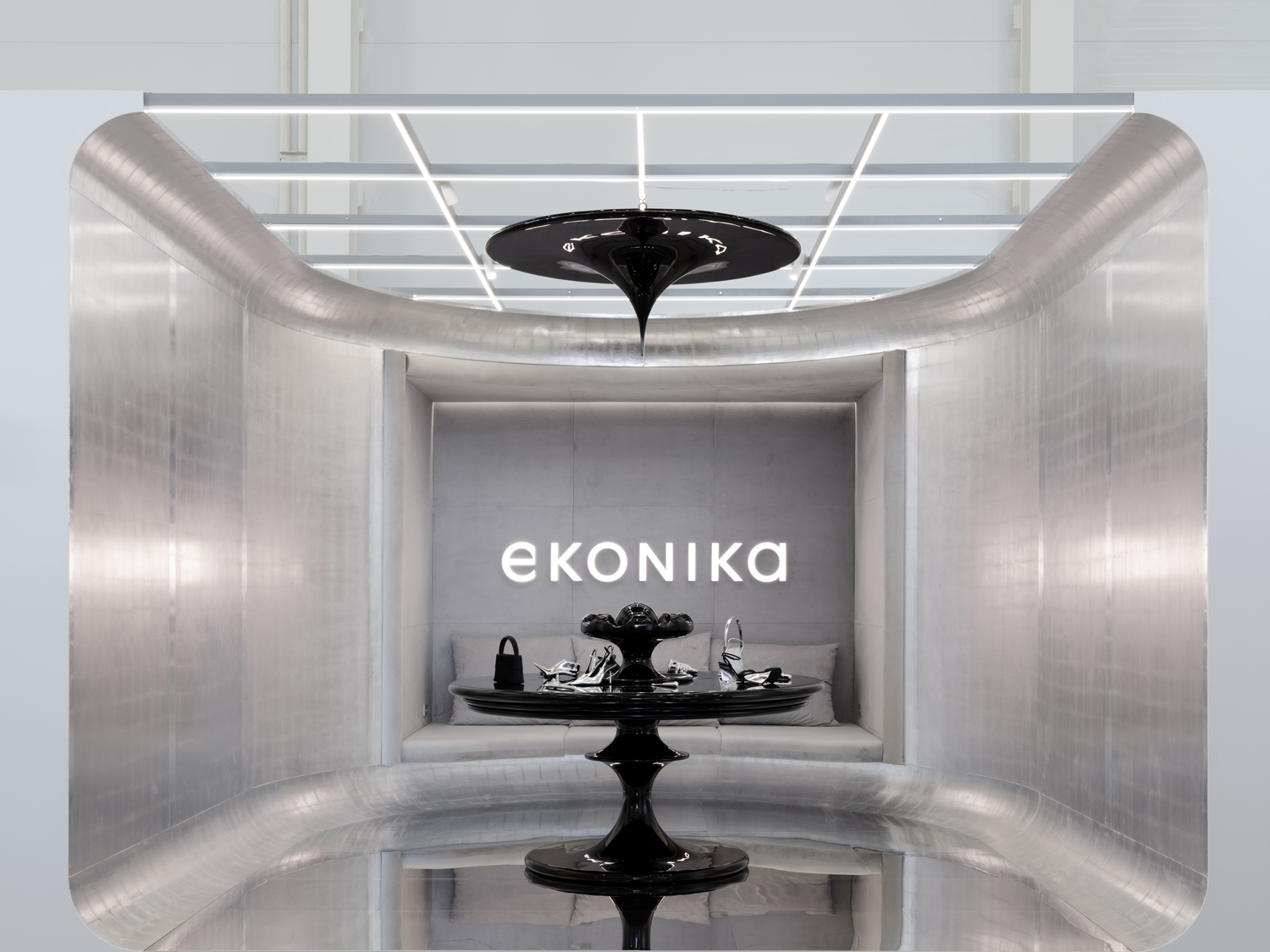 EKONIKA и студия Elena Lokastova представили совместную инсталляцию «Зазеркалье обувного ремесла»