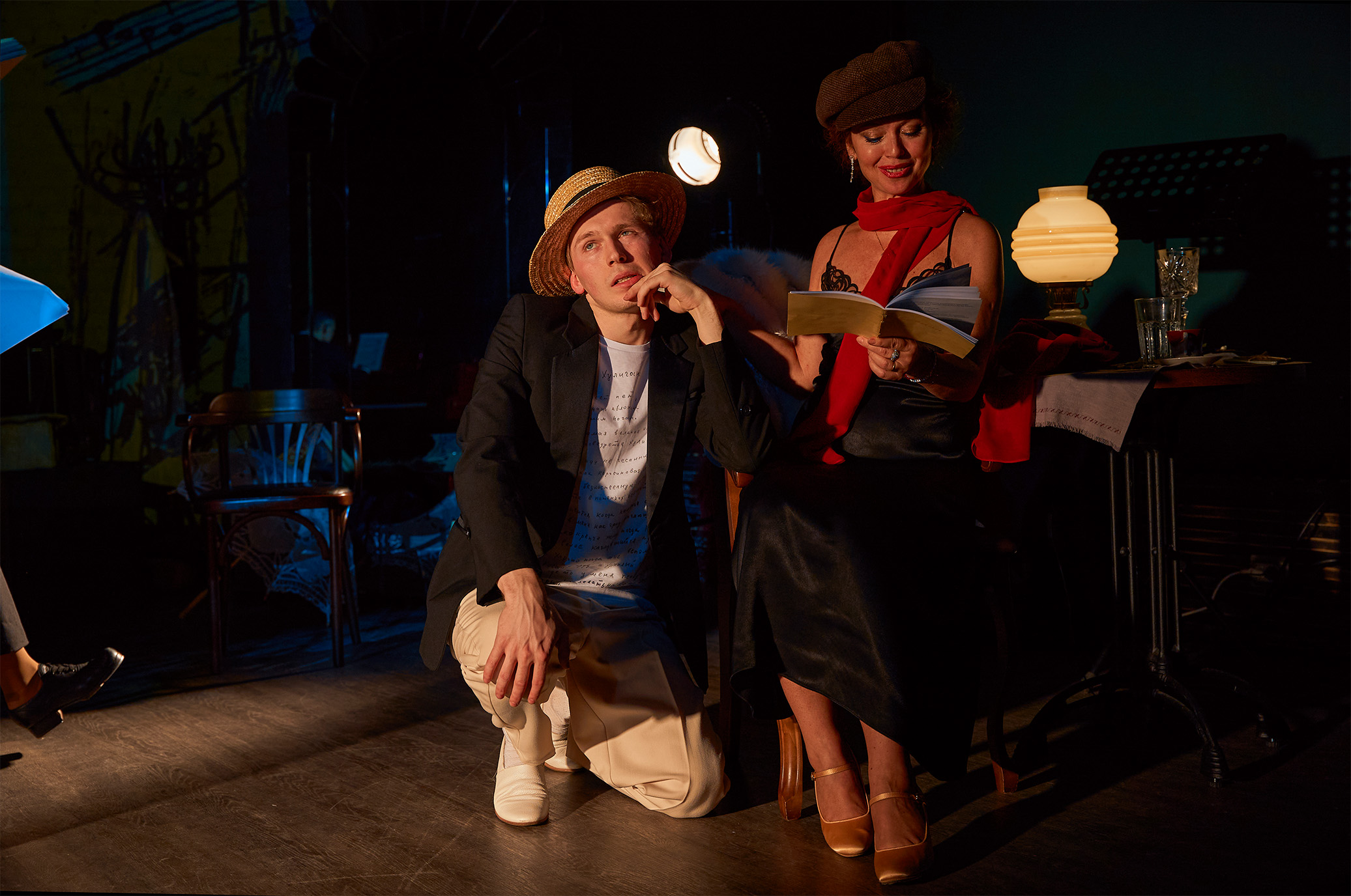 В роли Есенина – Михаил Лырчиков, в роли Айседоры Дункан – Елена Захарова