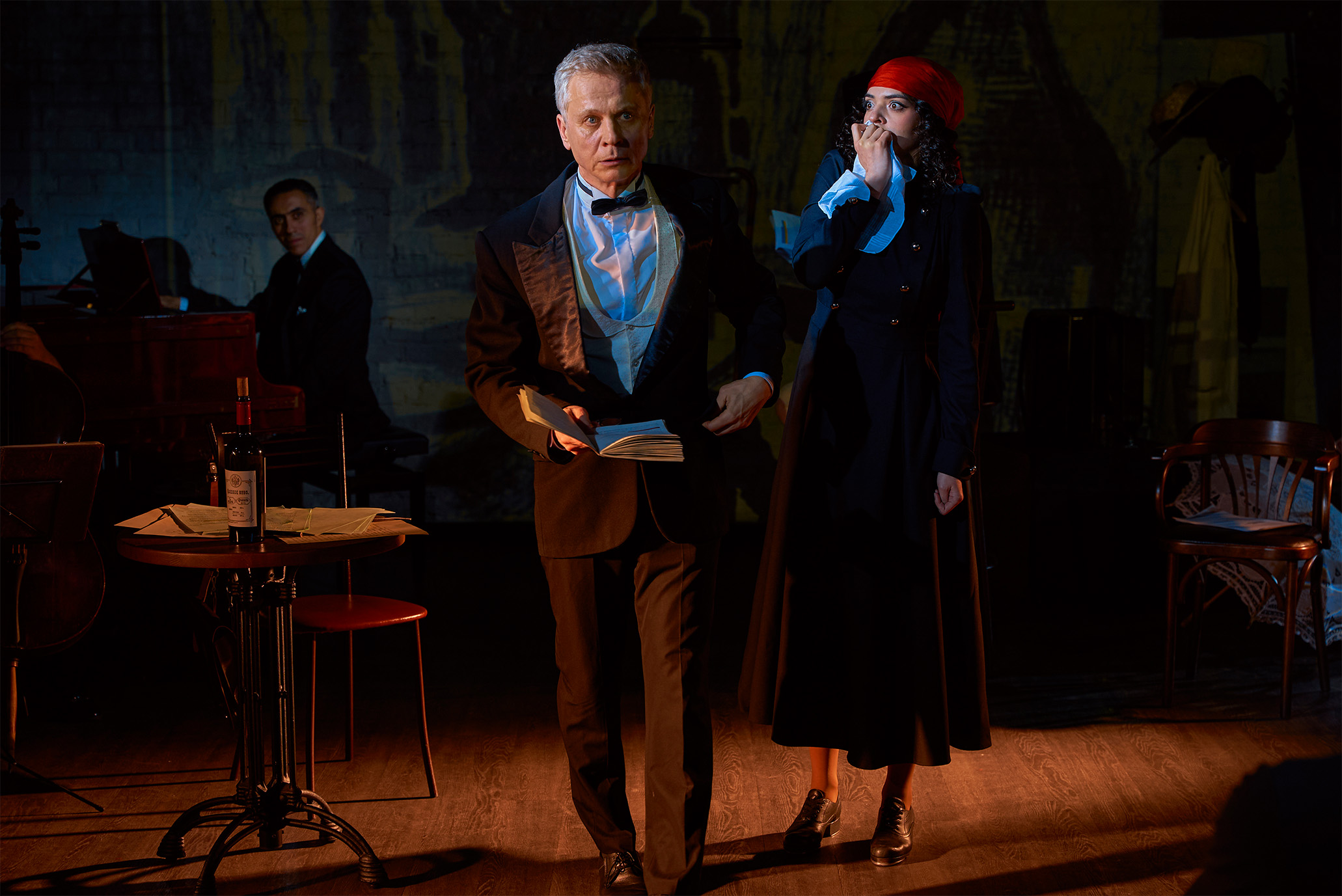 На сцене – Александр Лырчиков и Мария Алексеева, за роялем – Николай Саввиди