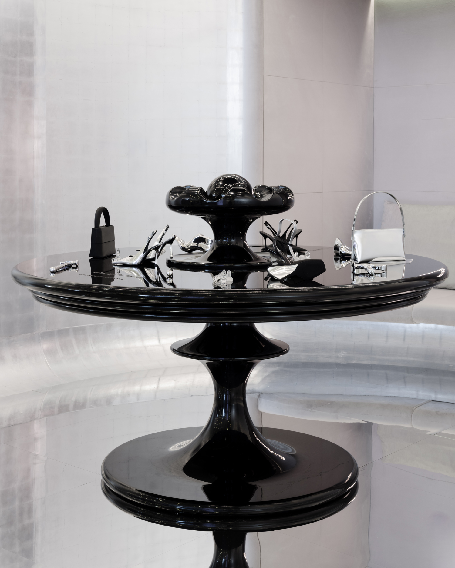 Инсталляция «Зазеркалье обувного ремесла»