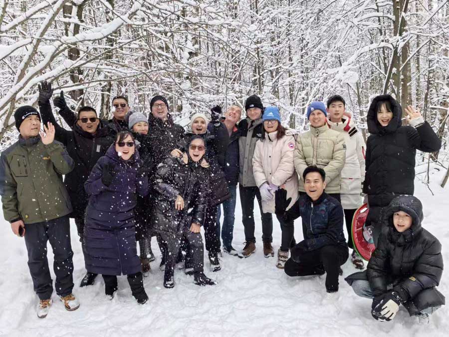 Китайская делегация на прогулке по Воробьевым горам