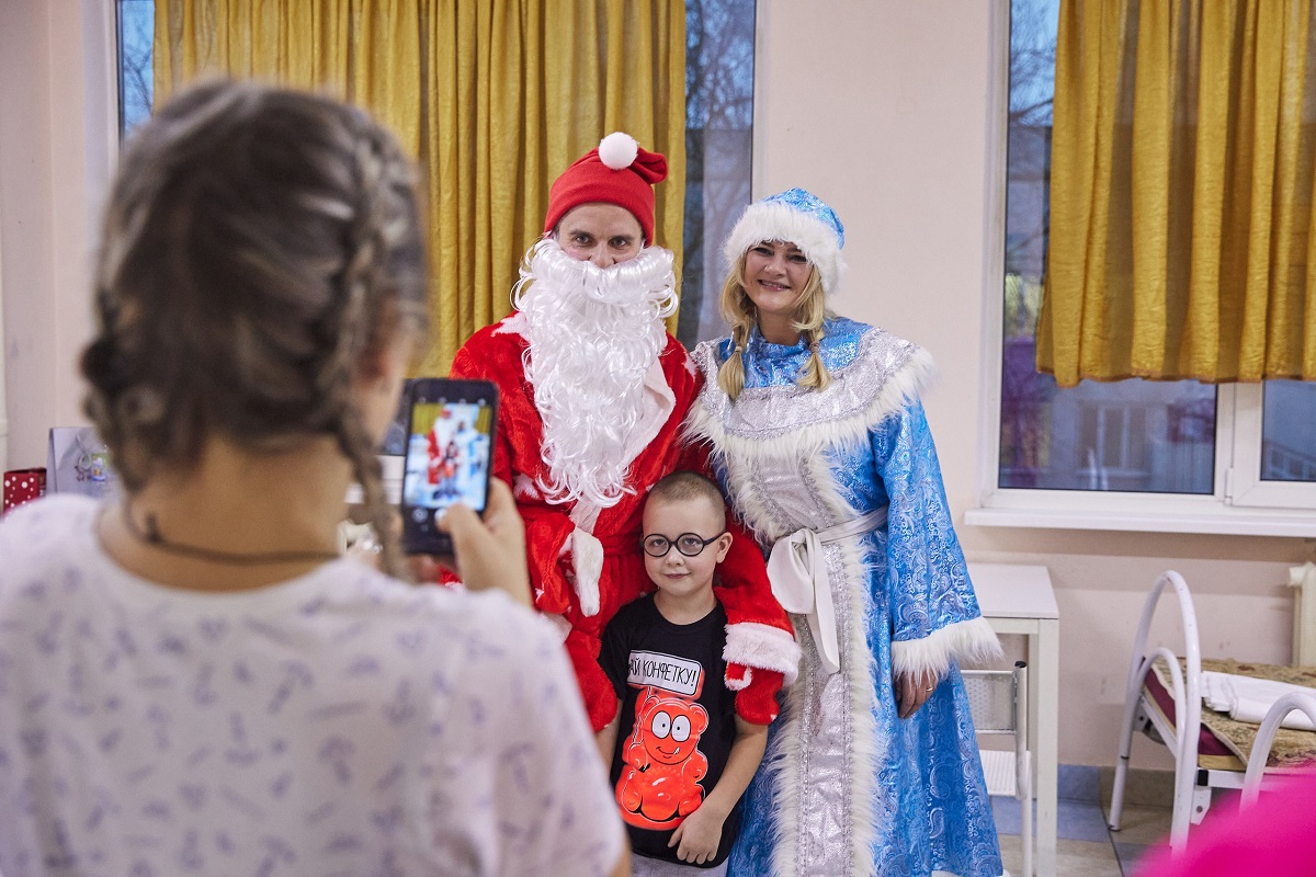 Дед Мороз и Снегурочка поздравляют пациентов детской больницы