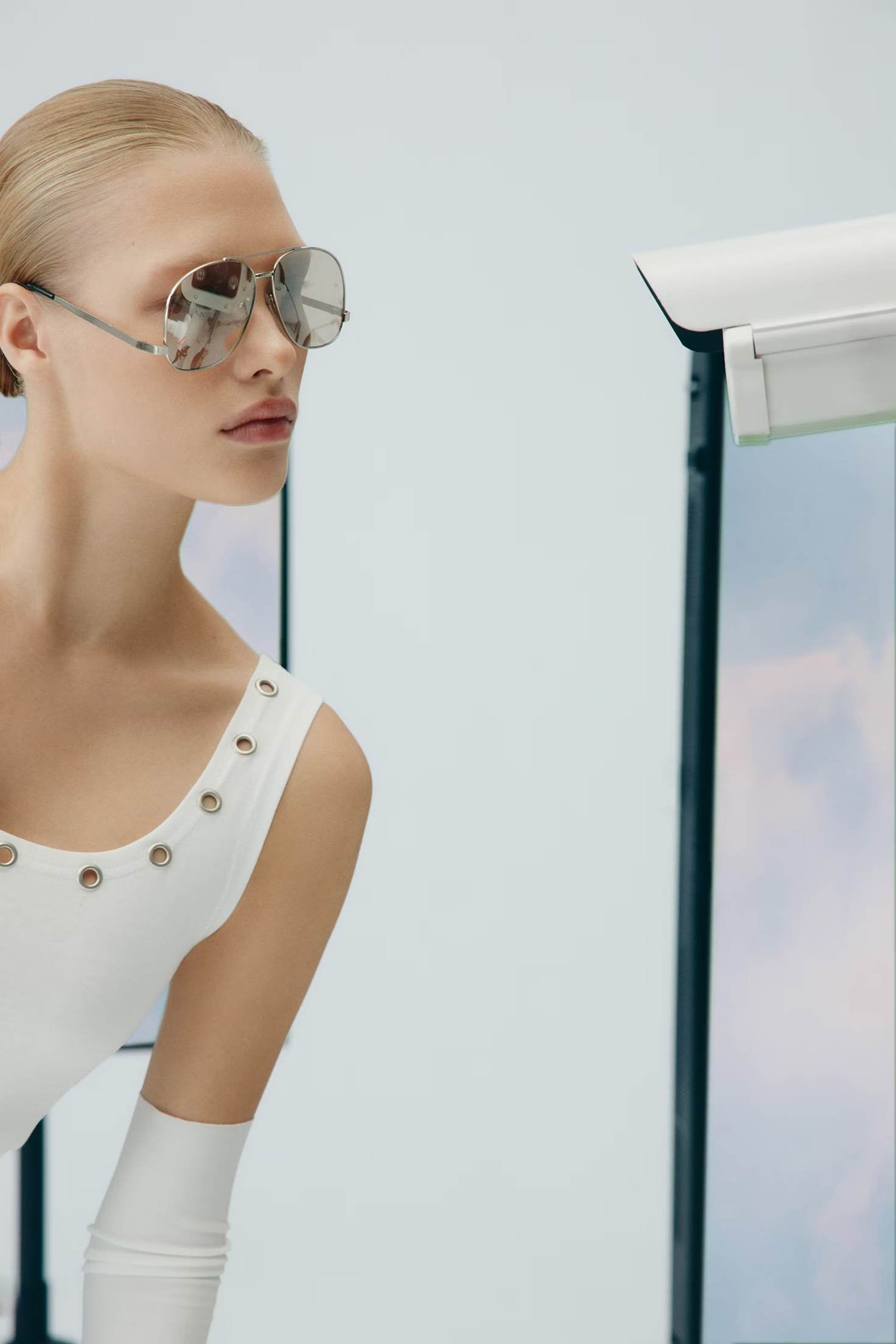 Модель в солнцезащитных очках PORTAL