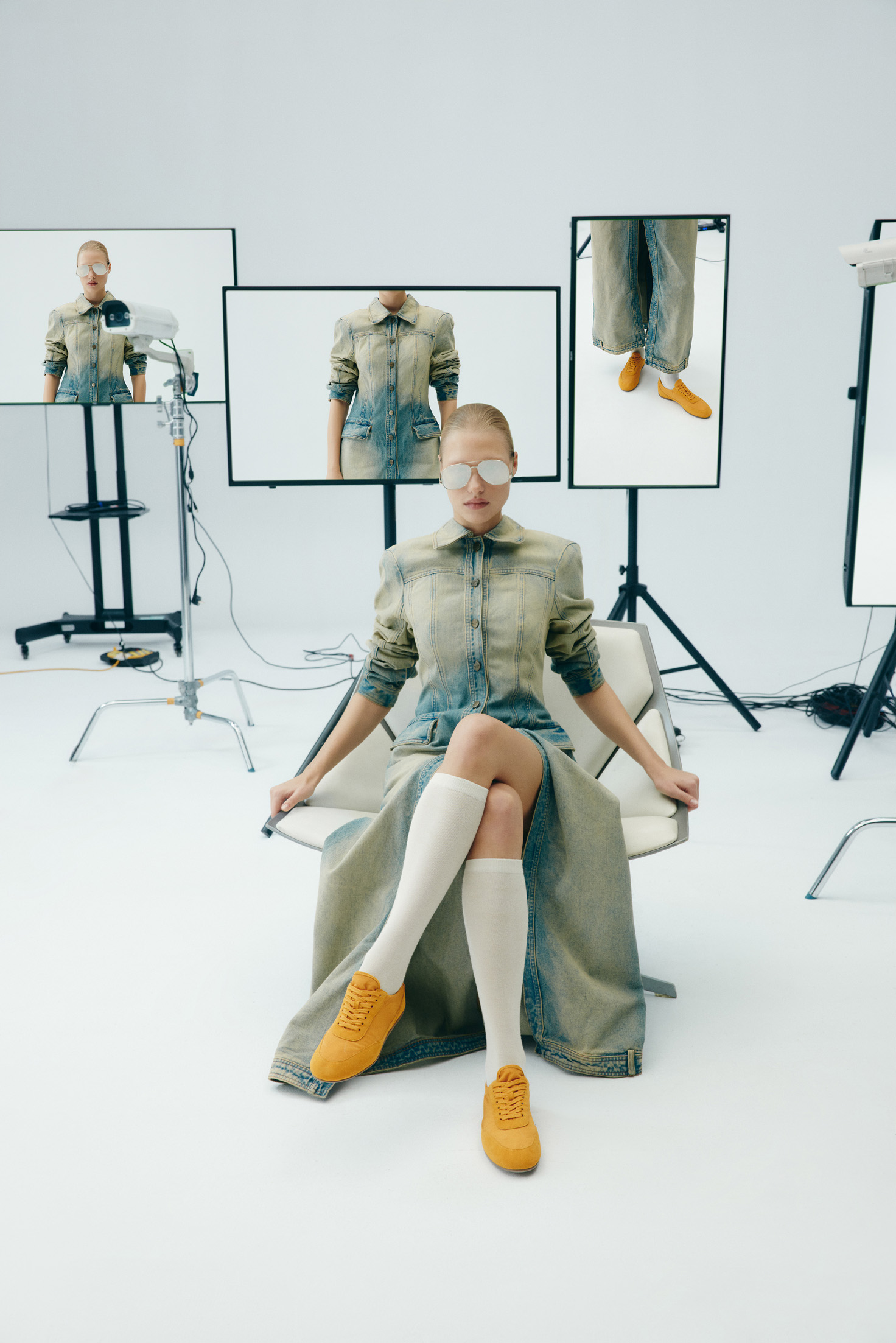 Модель в летних кроссовках и солнцезащитных очках PORTAL