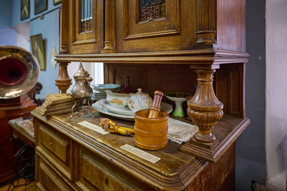 Старинная посуда в в &laquo;Зале быта&raquo;