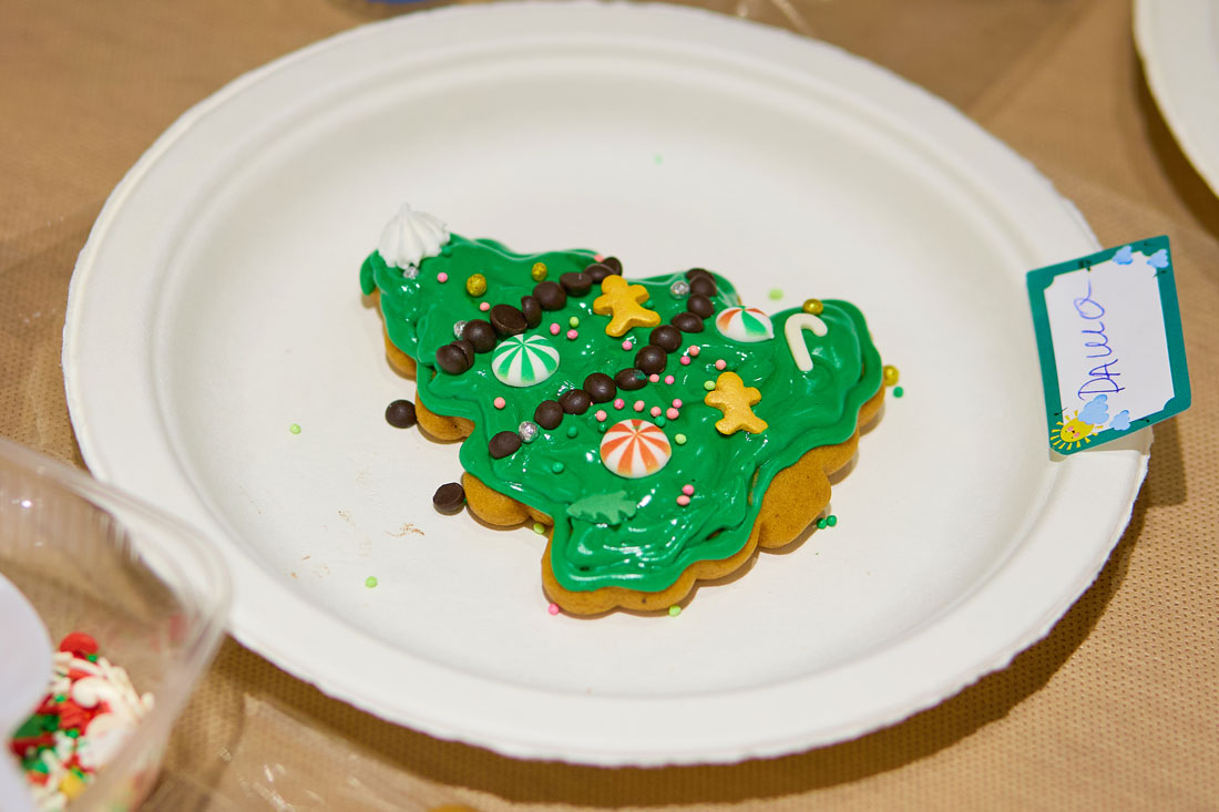 Украшение рождественских пряников в рамках детской программы