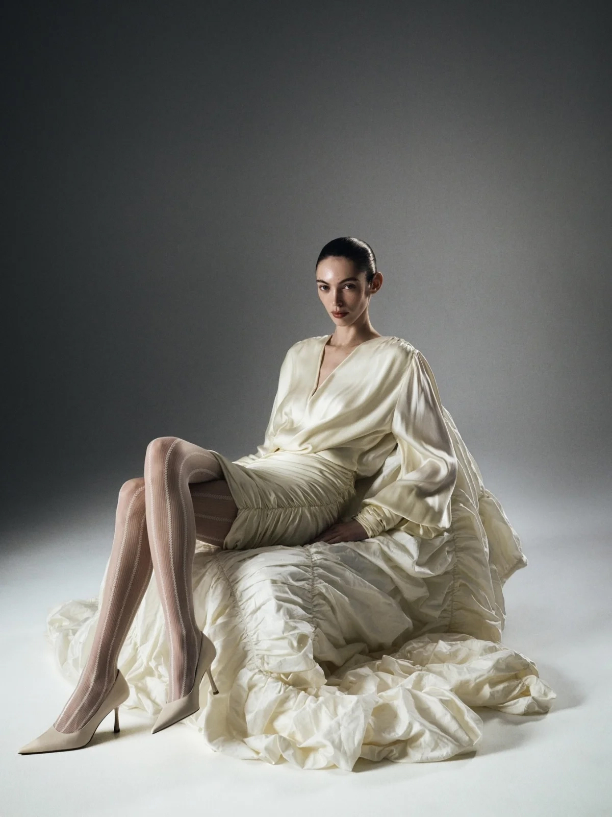 Модель в классических лодочках кремового оттенка