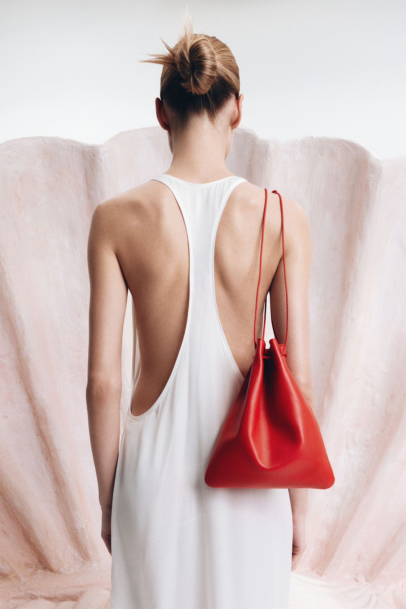 Красная сумка-чехол для телефона EKONIKA × LAVARICE