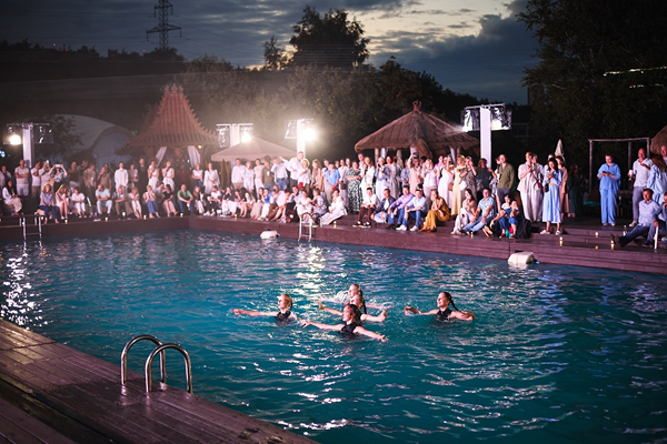 Выступление спортсменок-синхронисток