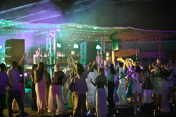 Сотрудники ГК «Новард» танцуют под диджей-сет Артемия Золотова