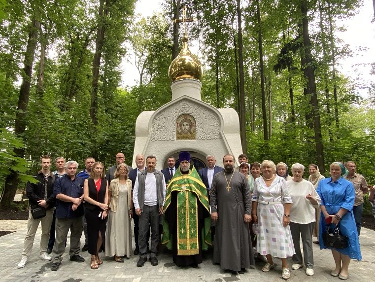 Освящение часовни в парке миниполиса 8 Клёнов