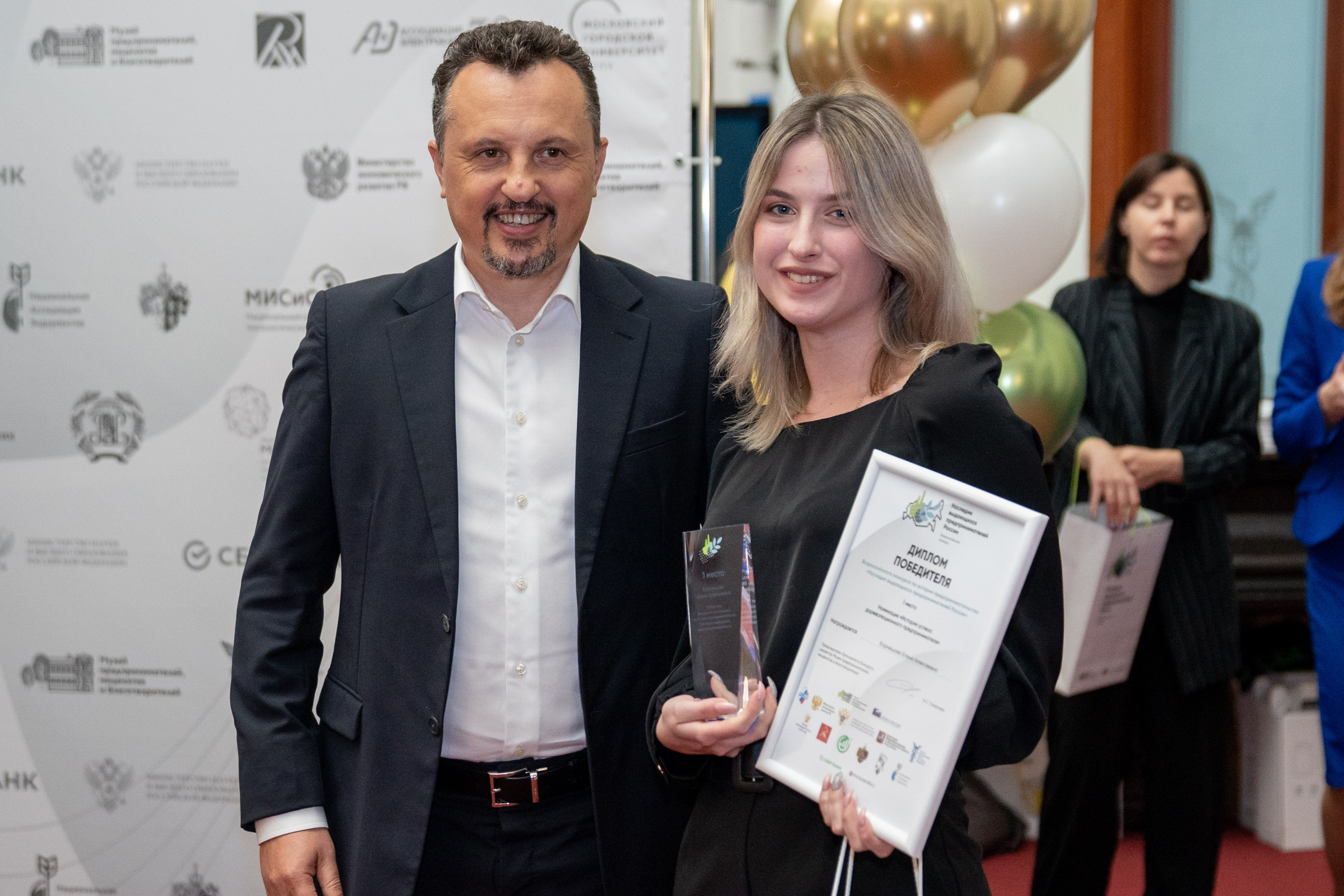Андрей Андреевич Илиопуло награждает победительницу конкурса «Наследие выдающихся предпринимателей России»