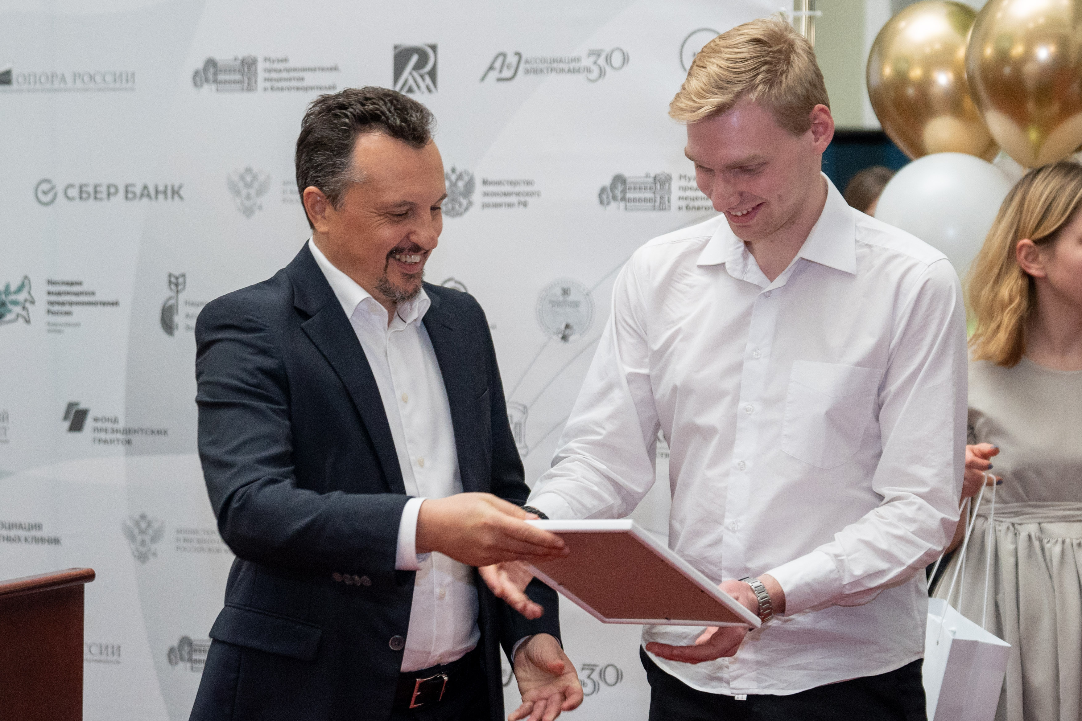 Андрей Андреевич Илиопуло награждает победителя конкурса «Наследие выдающихся предпринимателей России»