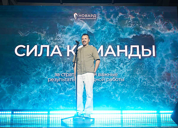 Андрей Андреевич Илиопуло вручает награды