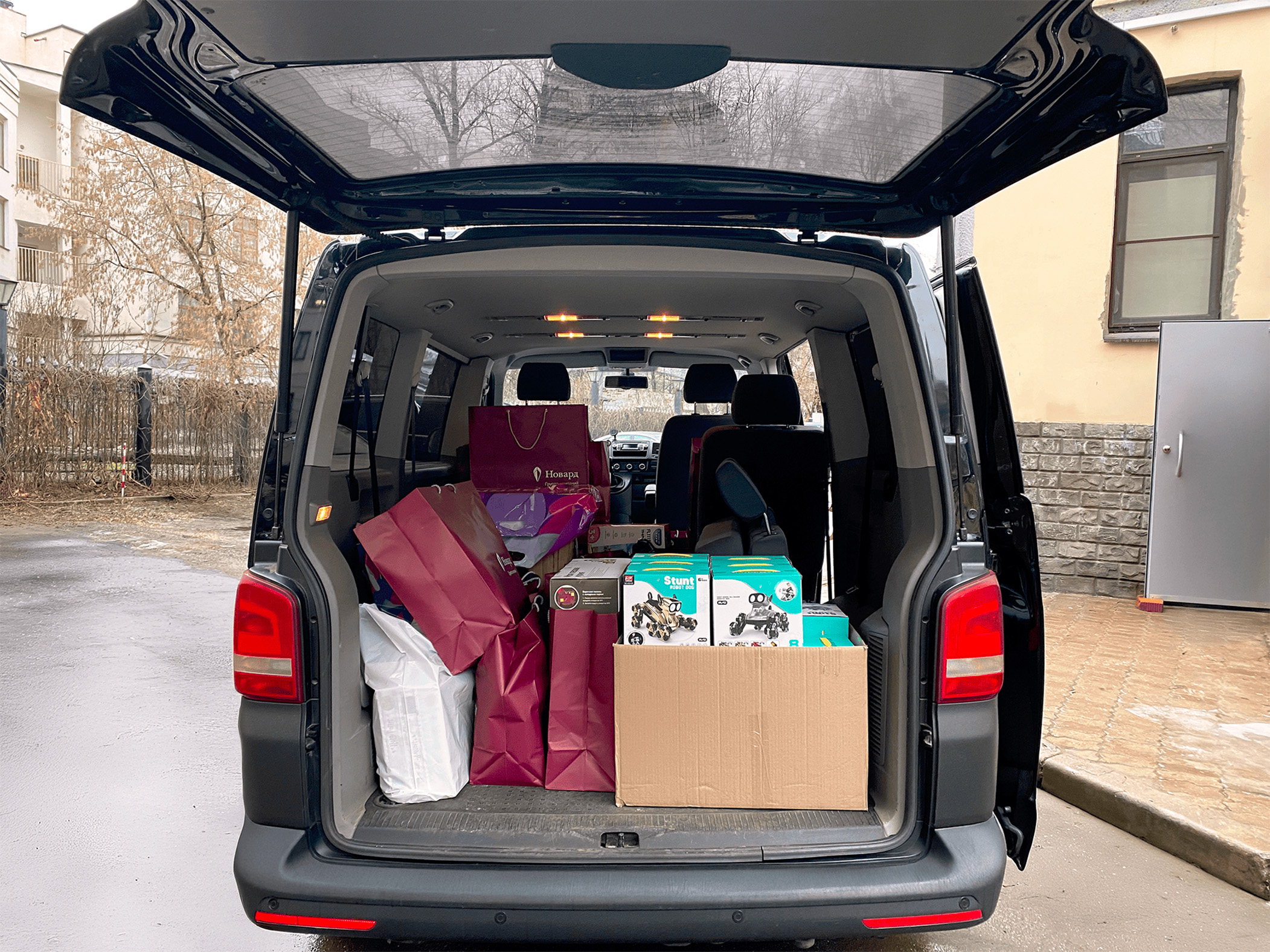 Автомобиль с подарками для детей в больницах