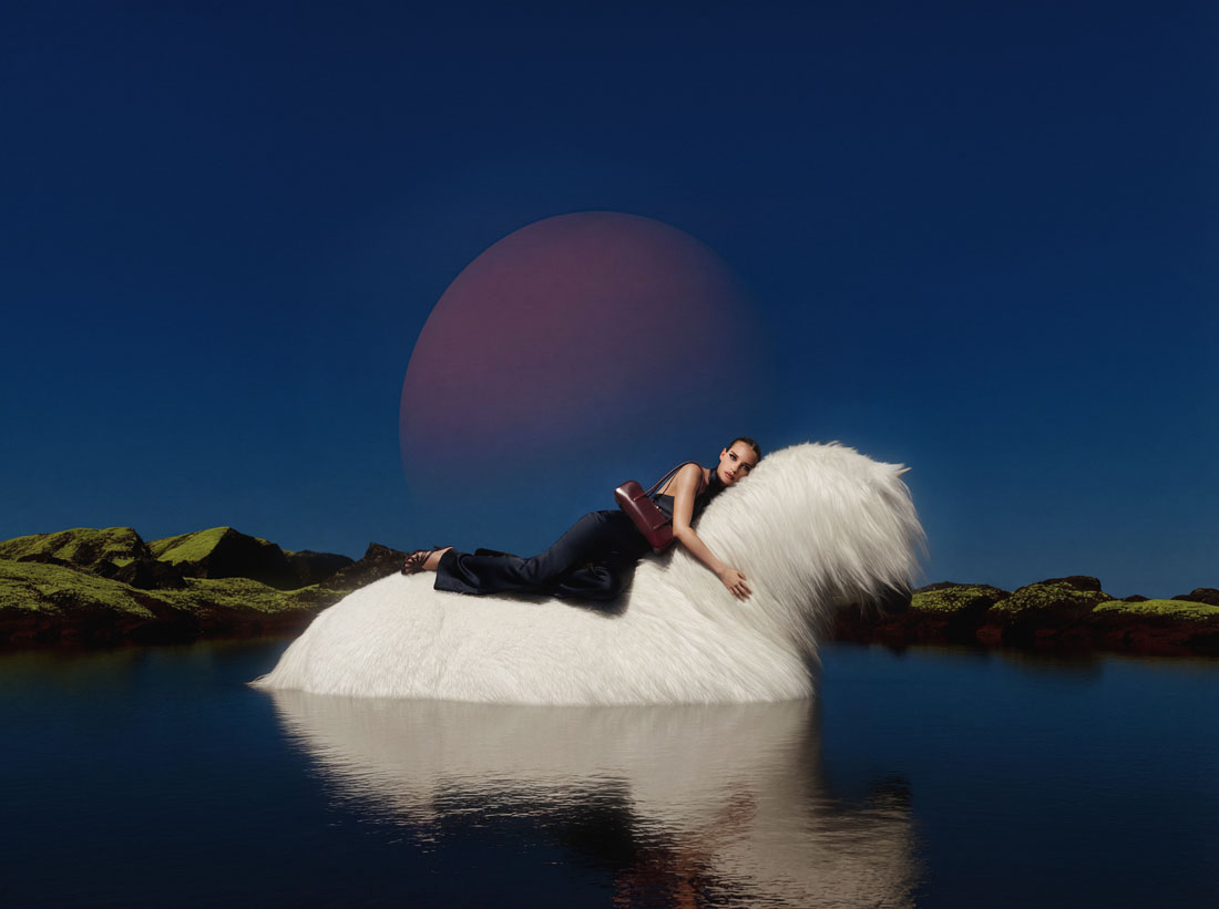 Модель в мюлях из новой коллекции EKONIKA