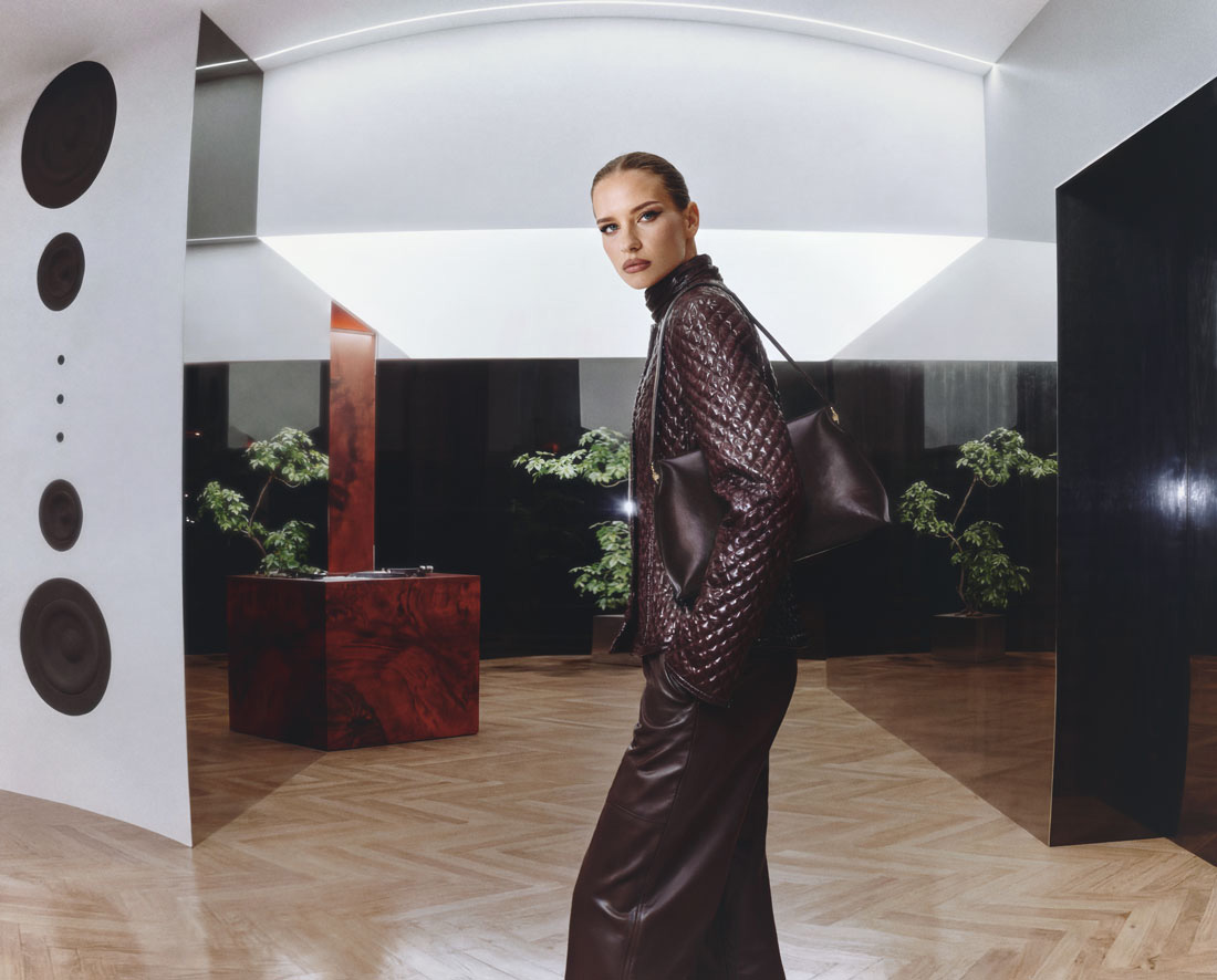 Модель и сумка из весенне-летней коллекции EKONIKA